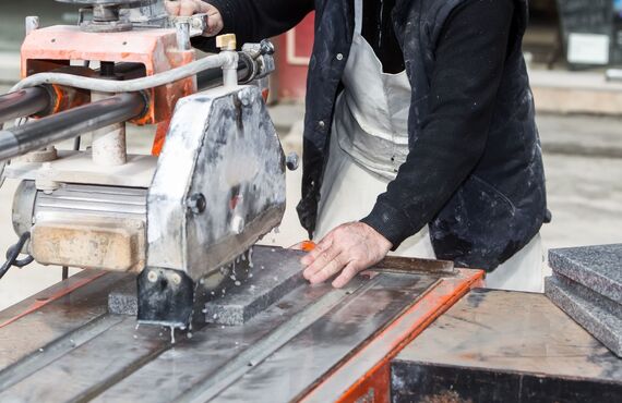 欠けたり割れたりしたお墓をしっかり修理いたします | 長崎で墓石のことは株式会社近藤石材へ